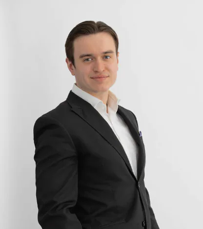 Dayton S. — Mid-Level Financial Advisor from Canada