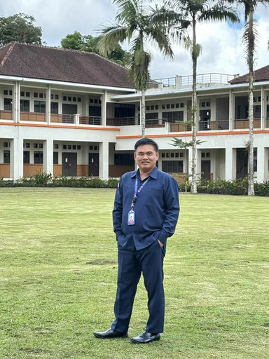 Aldwin M. — Mid-Level Physics Instructor from Indonesia