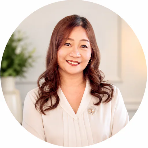 Analou F. — Senior Graphic Designer from Philippines