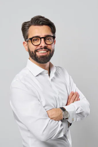 Maurizio G. — Senior Financial Risk Management Director from Italy
