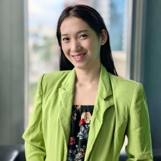 Johanna P. — Senior Business Development Specialist from United States